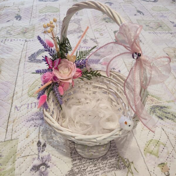 Бяла кошничка с нежна декорация - Image 7