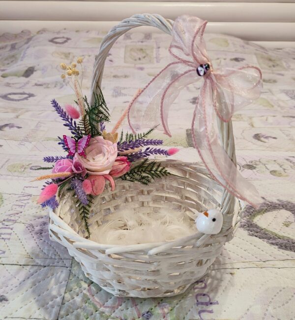 Бяла кошничка с нежна декорация - Image 6