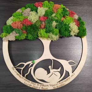 Уникално дърво с бебе и скандинавски мъх – символ на новия живот