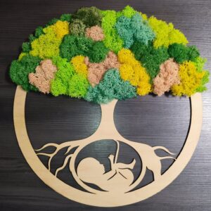 Уникално дърво с бебе и скандинавски мъх – символ на новия живот