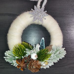 Мини зимен венец с прежда
