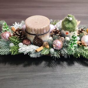 Коледен свещник върху естествена дървена кора